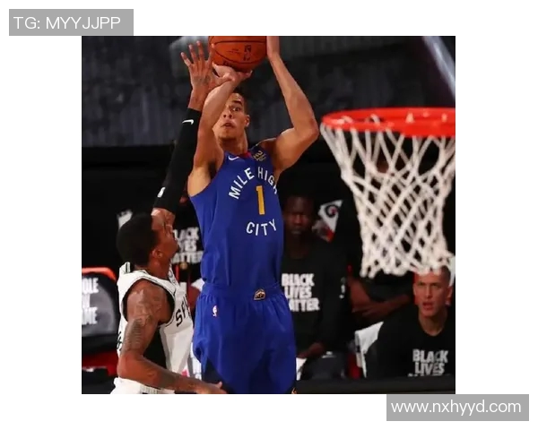 德文布克引领太阳队崛起成NBA新星展现无与伦比的篮球才华 德文布克引领太阳队崛起成NBA新星展现无与伦比的篮球才华